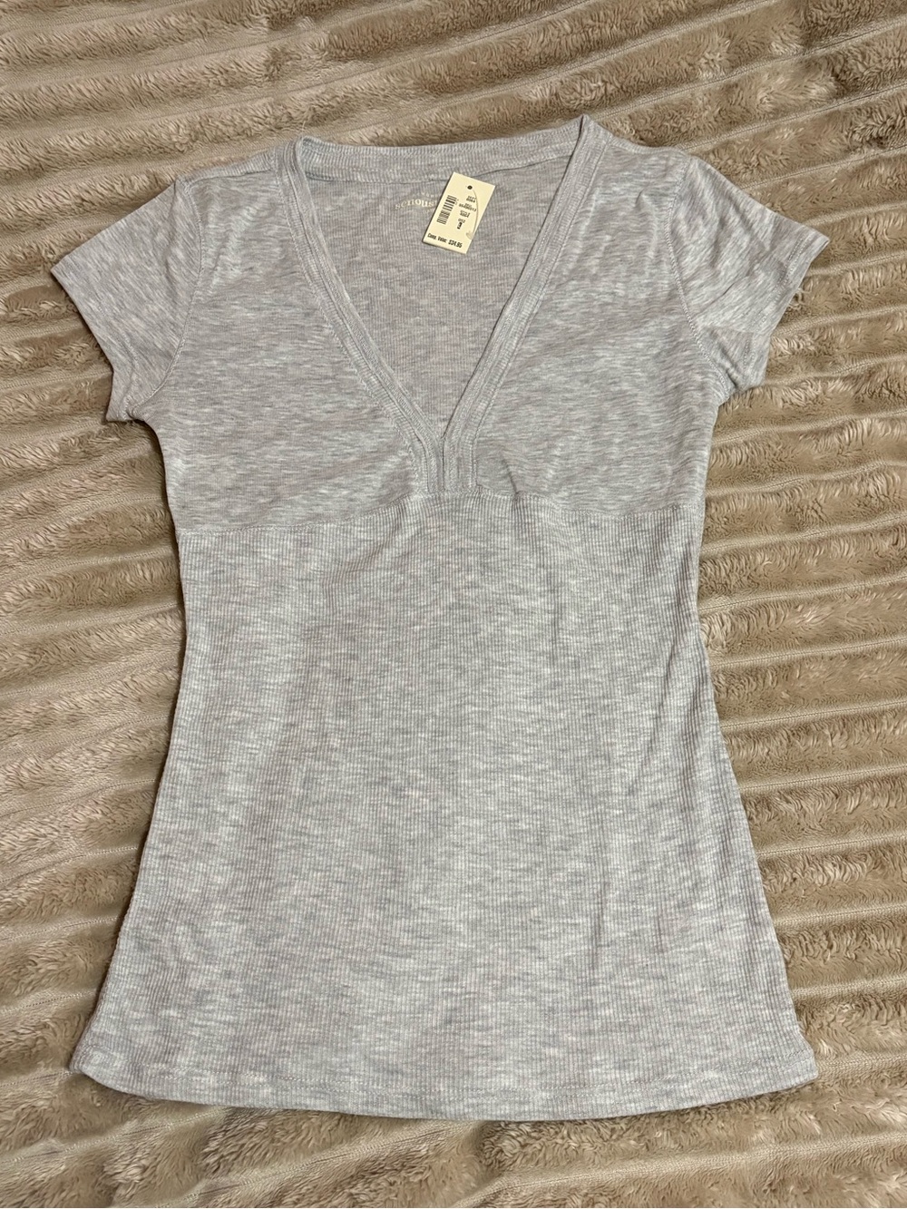 Aero v-neck baby tee